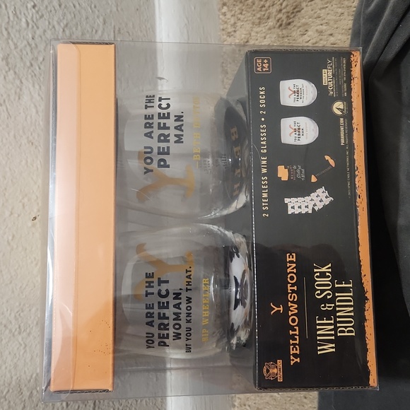 Yellowstone Wine Glass Socks Gift Set Rip Wheeler Beth Dutton - Picture 1 of 5